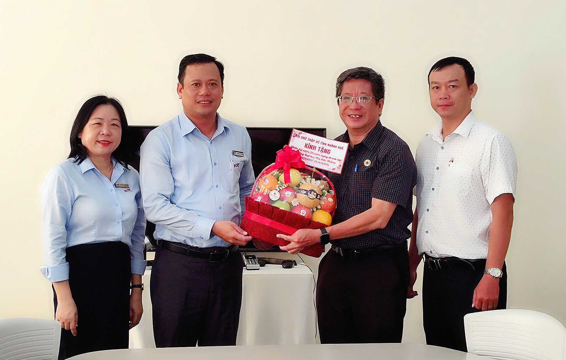 Lãnh đạo Hội Chữ thập đỏ tỉnh Khánh Hòa thăm và tặng quà Trường Đại học Tôn Đức Thắng Phân hiệu Khánh Hoà nhân kỷ niệm 28 năm thành lập.